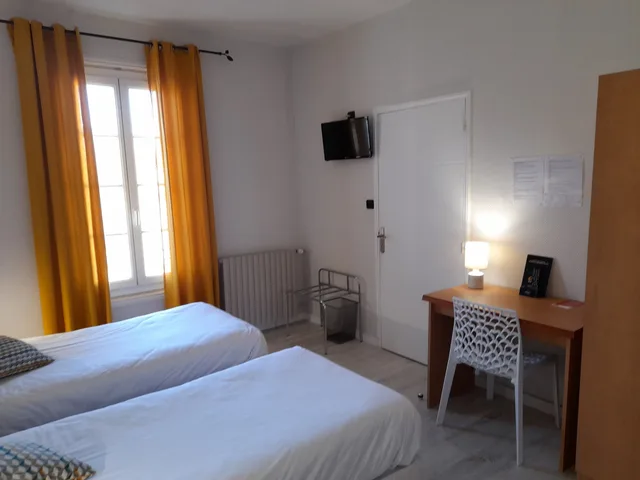 Room, Twin Beds, Sorti P Tit Dej Hotel Saintes 1/6