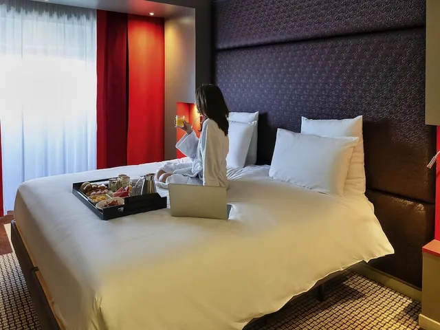 Privilege, Double Bed, Eiffel Tower or Sacre Coeur View، Hotel Mercure Paris Montmartre Sacre-Coeur 2/6