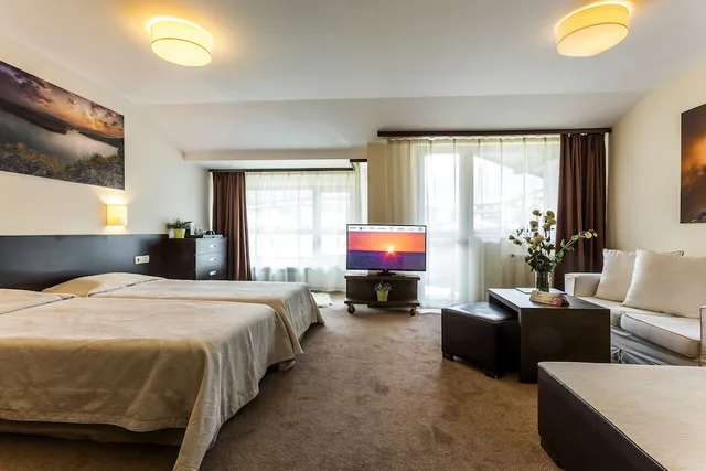 Standard, 1 Single and 2 Queen Beds، Perun Lodge 2/5