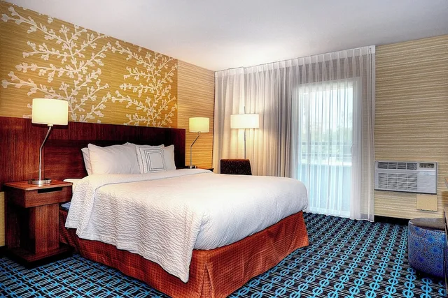 غرفة بسرير كينج بشرفة، Fairfield Inn Suites Los Angeles Rosemead 1/5