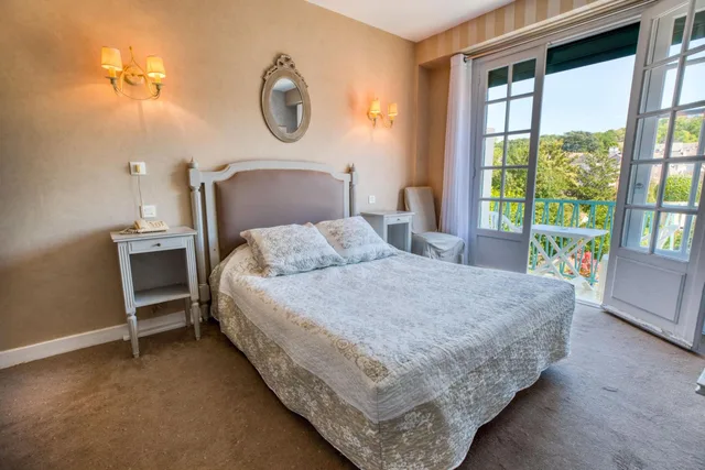 غرفة بسرير مزدوج بشرفة، Hotel Le Quercy Souillac 4/6