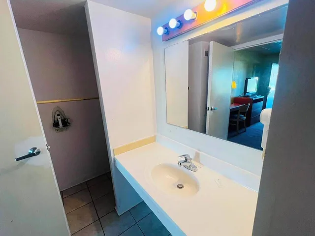 غرفة بسرير كينج بحوض جاكوزي، Barrington Hotel Schaumberg Near I 90 4/5