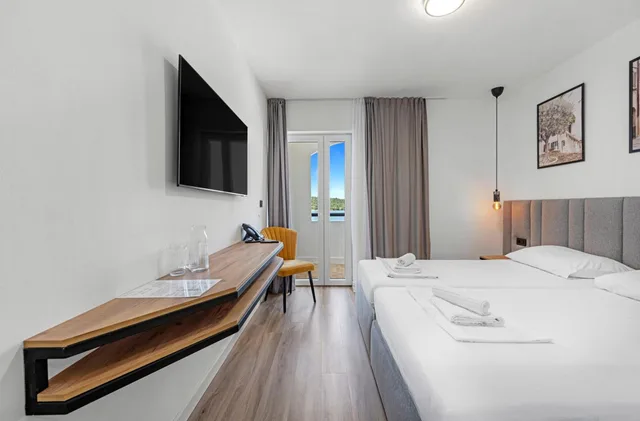 غرفة ديلوكس بسرير مزدوج بشرفة، Hotel Miran Pirovac 5/10