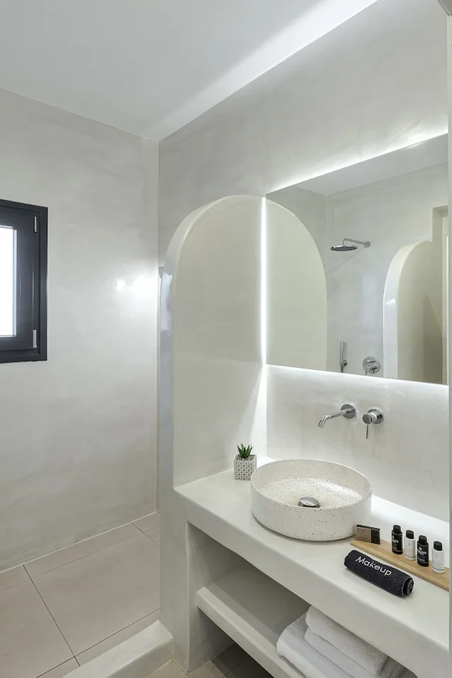 جناح جونيور بسرير كينج بإطلالة على المسبح مع أريكة، Onyx Hotel & Suites 1/1