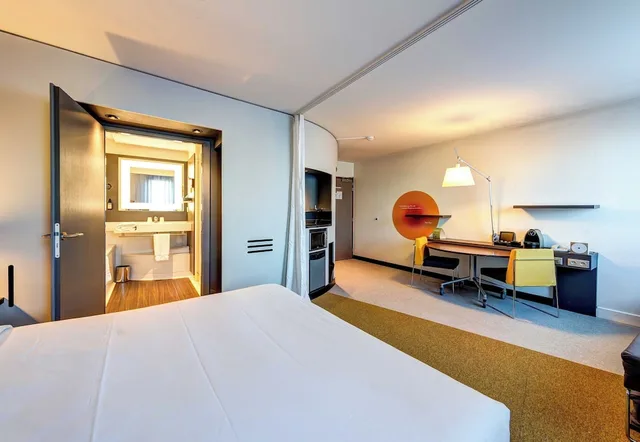 غرفة ثلاثية بسرير مزدوج وسرير فردي، B&B HOME Rueil-Malmaison Gare 1/6