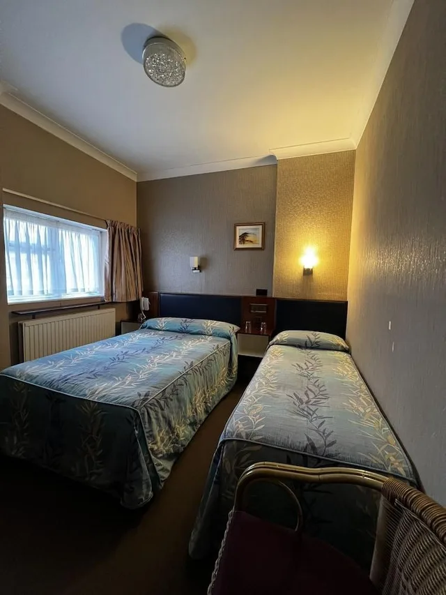 Adjoining, Family Suite, 5 Beds, 2 Double Beds, Shared Bathroom، Mitre House 2/2