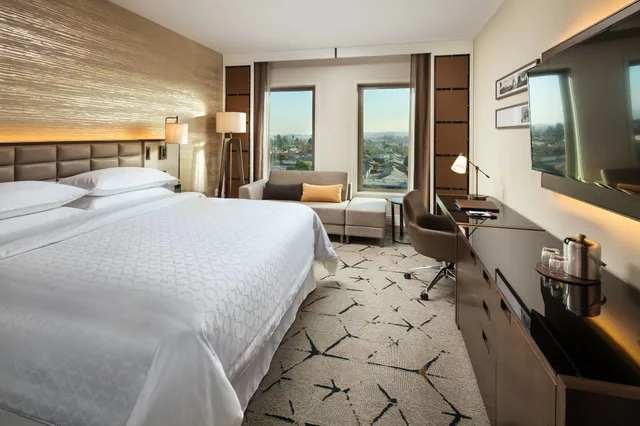جناح جونيور بسرير كينج مع أريكة، SHERATON LOS ANGELES SAN GABRIEL 2/3