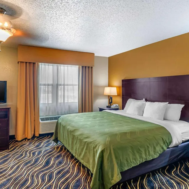 Executive, Suite, King Bed, Quality Suites Addison-Dallas 1/4