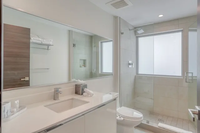شقة ديلوكس بسرير كينج بإطلالة على البحر بغرفة نوم واحدة مع أريكة، CH Luxury Condos & Studios On The Beach 7/10