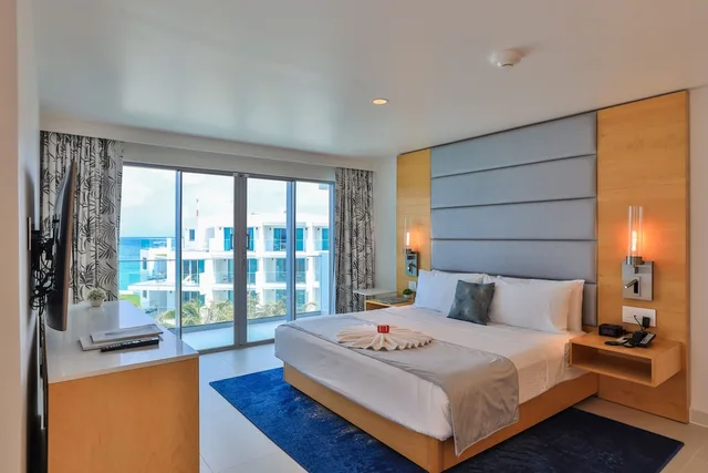 Deluxe, Suite, King Bed, Ocean Front, Sofa، The Morgan Resort & Spa 2/4