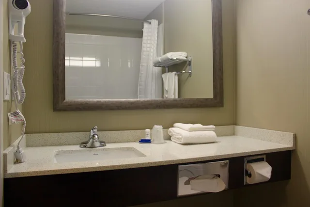 غرفة بسرير كوين بمطبخ صغير، Meridian Inn & Suites 4/5