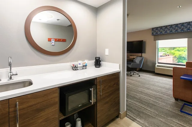 جناح استوديو بسرير كينج مع أريكة، Hampton Inn Suites Wilder 4/6