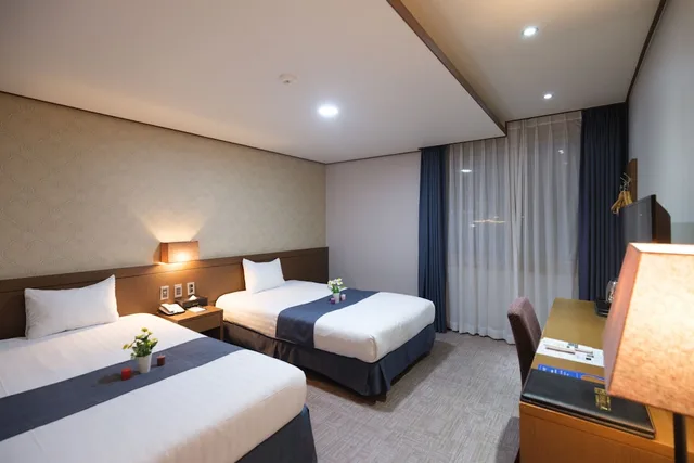 غرفة قياسية بسريرين منفصلين بإطلالة على الجبل، Benikea Hotel Jeju 1/3