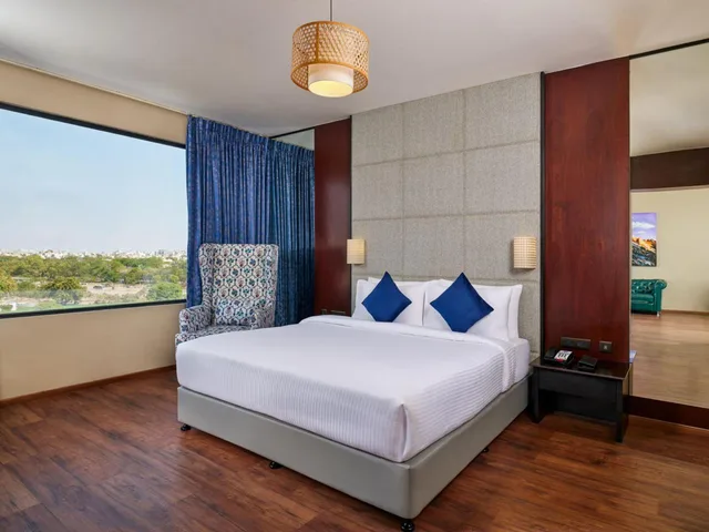 جناح ديلوكس مع أريكة، Essentia Luxury Hotel Indore 2/2