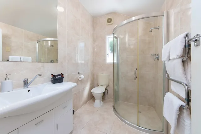 جناح كومفورت بسرير كوين بإطلالة على الفناء بغرفة نوم واحدة مع أريكة بمطبخ، Aarangi Motel 5/5