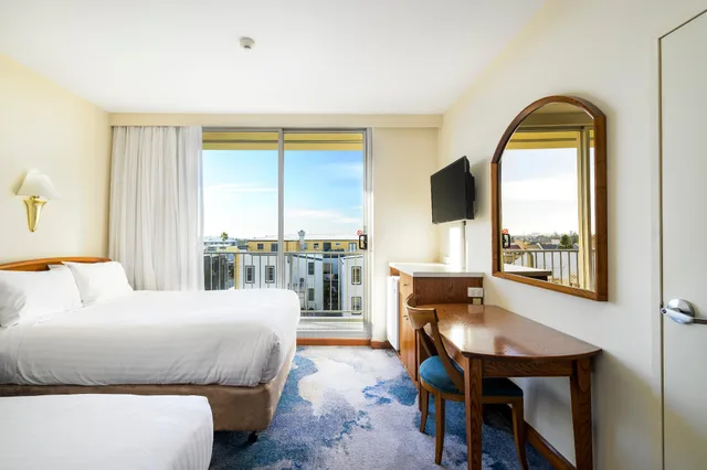 City, Twin Beds، Noahs On The Beach 1/1