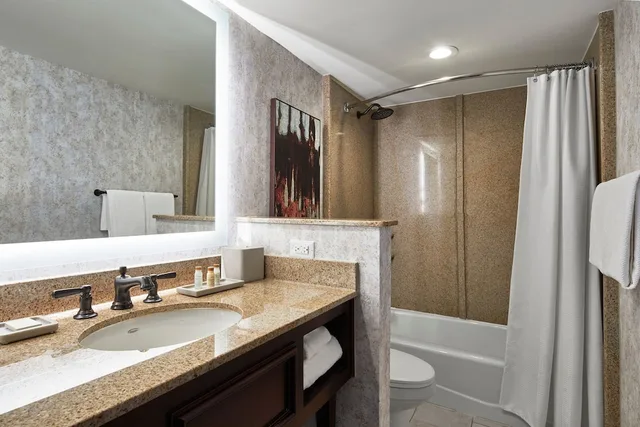 غرفة ديلوكس بسريرين كوين، Renaissance Mobile Riverview Plaza Hotel 10/10