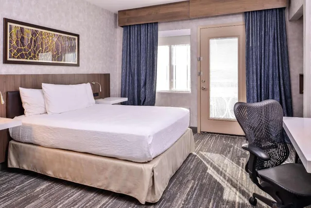 جناح جونيور بسرير كوين لذوي الإعاقة، Hilton Garden Inn Bend 1/3