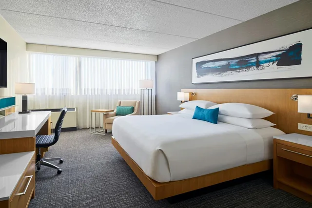 غرفة بسرير كينج، Delta Hotels Muskegon Convention Center 2/11