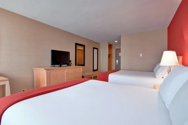 غرفة قياسية بسريرين كوين في الطابق الأرضي، Holiday Inn Express Suites Chatham South 2/2