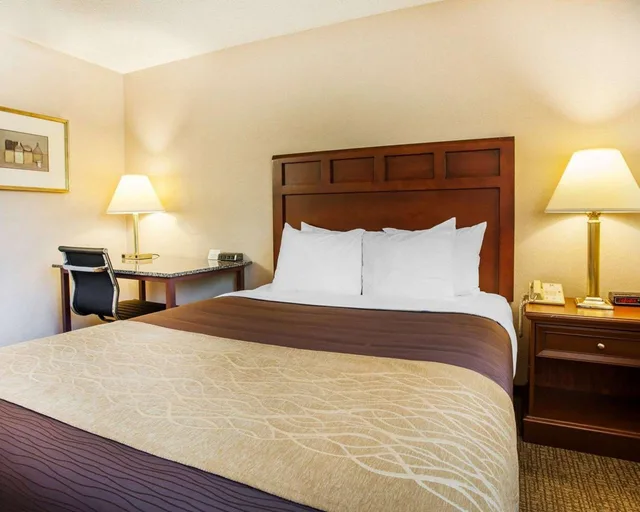 Room, Queen Bed, Quality Inn Kirkland 2/2