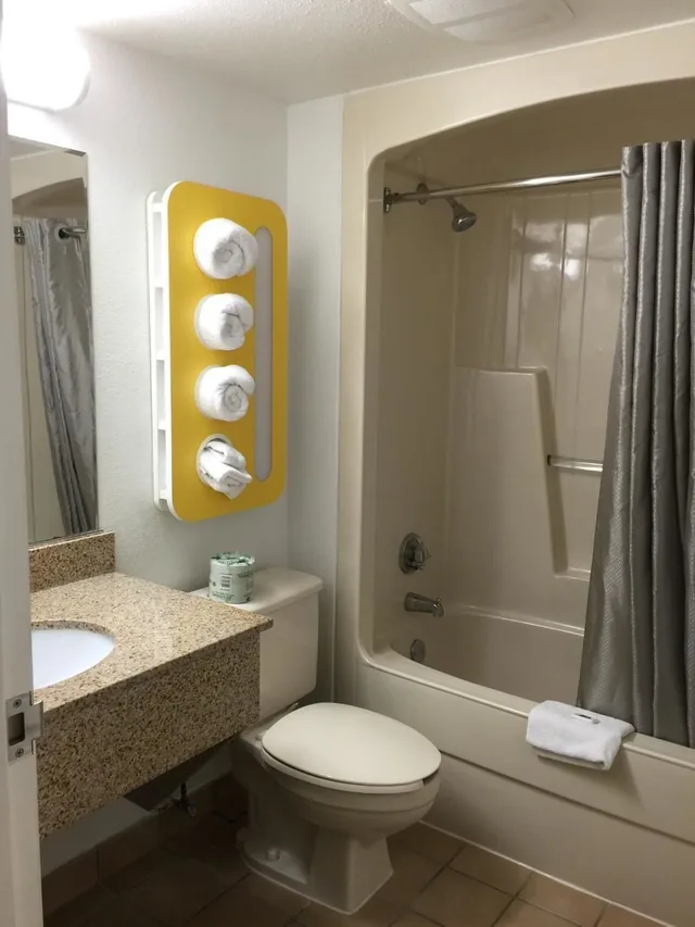 غرفة قياسية بسرير كوين، Motel6 Branford, CT - New Haven 6/8