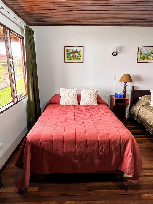 غرفة قياسية بسرير مزدوج وسرير فردي بإطلالة على الحديقة، Hotel de Montana Monteverde 1/10