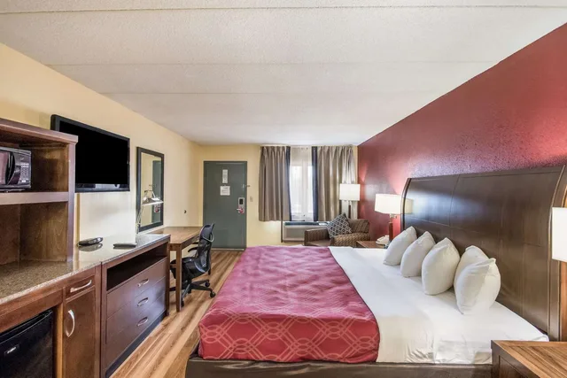 غرفة بسرير كينج، Econo Lodge Kearney - Liberty 2/4