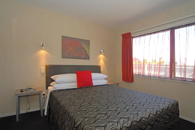 1 Bedroom, Family Suite, Queen and Twin Beds, OMAHU MOTOR LODGE 1/1