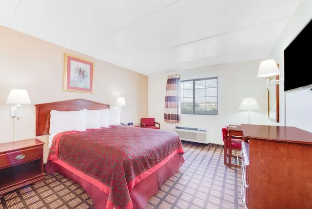 غرفة قياسية بسرير كوين للمدخنين، Days Inn & Suites By Wyndham Laredo 1/2