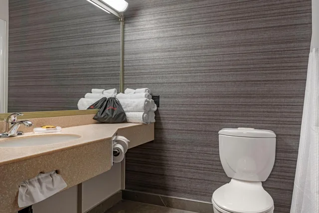 غرفة بسرير كينج وسريرين كوين بحوض استحمام لذوي الإعاقة، Best Western Plus Edmundston Hotel 3/4