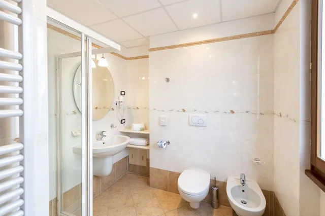 غرفة سوبيريور بسرير مزدوج وسرير فردي بإطلالة على الجبل، Hotel Pineta Campi 4/5