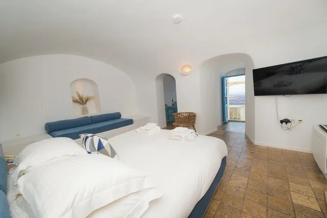 Suite, 1 King and 1 Single Beds, Caldera View، Pantelia Suites Santorini 6/10