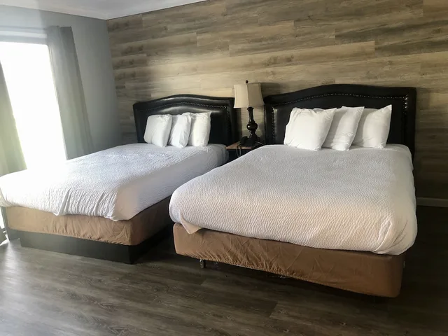 Deluxe, 2 Queen Beds, Inn By the Bay Monterey 3/8