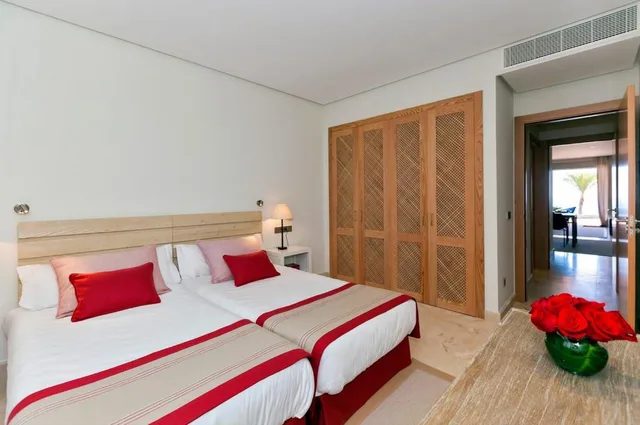 جناح مفرد بـ3 غرف نوم بإطلالة جزئية على البحر، Las Terrazas de Abama Suites 1/7