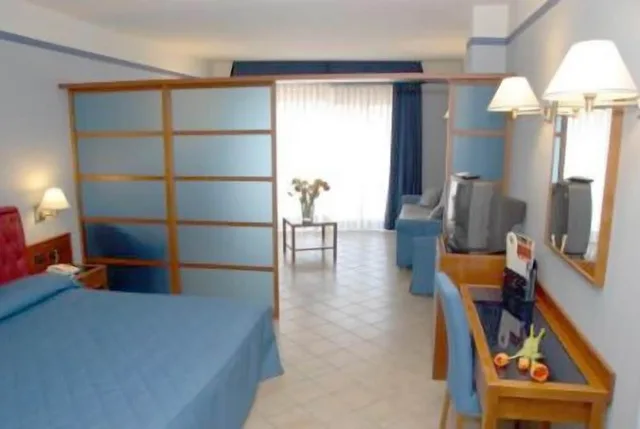 غرفة عائلية بسرير مزدوج مع أريكة، Hotel Gli Dei 1/1