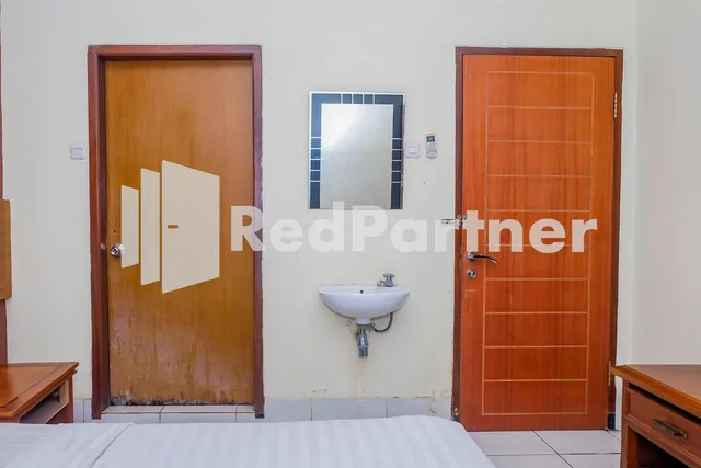 غرفة قياسية بسرير مزدوج، Reddoorz At Palasari 7/7