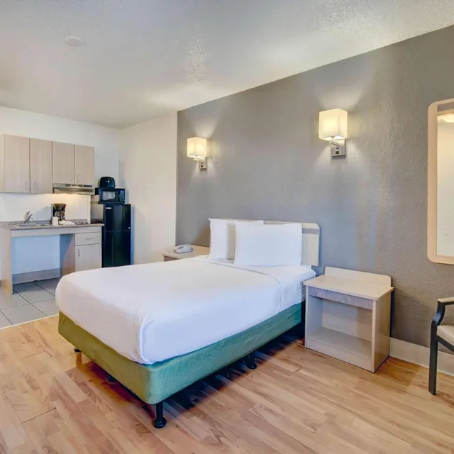 Room, King Bed, Kitchen, Near Building، Studio6 Tucson, AZ - Irvington Road 5/6