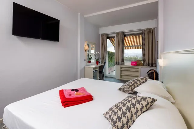 غرفة بسرير مزدوج أو سريرين منفصلين بإطلالة على البحر بشرفة، Hotel Laurin Formerly Best Western Hotel Laurin 2/9