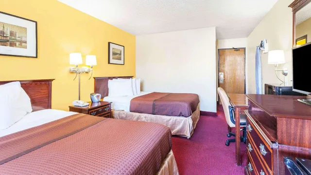 غرفة بسريرين مزدوجين، Magnuson Hotel Fort Wayne North Coliseum 3/10