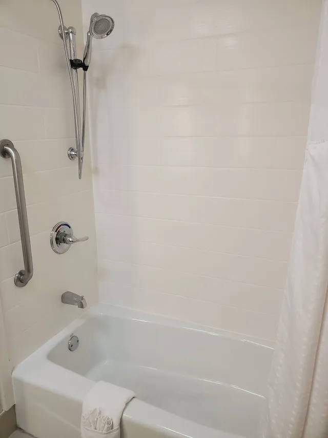 جناح بسرير كينج بحوض استحمام لذوي الإعاقة، Holiday Inn Express Hotel Suites San Antonio West Seaworld Area 3/8