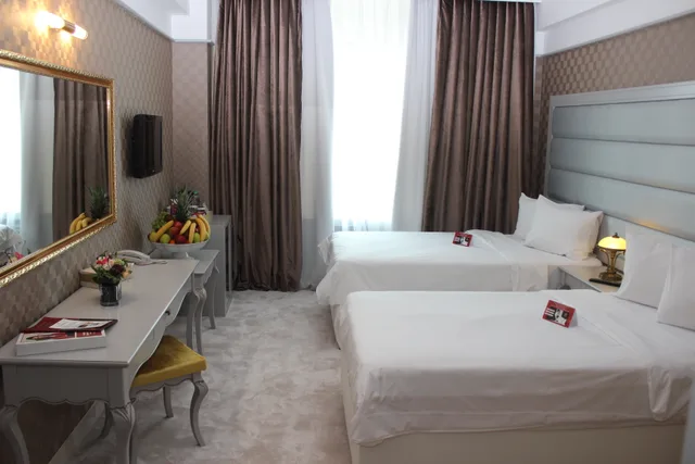غرفة بريميوم بسرير كينج، Phoenicia Grand Hotel 2/3