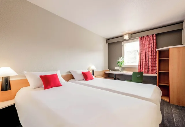 غرفة قياسية بسريرين منفصلين، B&B HOTEL Lourdes Centre Gare 3 etoiles 1/5
