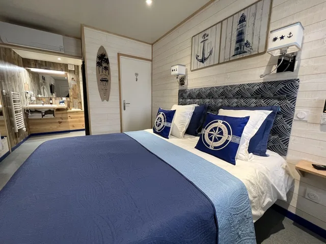 Superior, Queen Bed, Domaine de Roullet 1/2