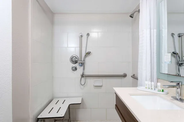 Room, King Bed, Accessible, La Quinta Inn Pensacola 7/9