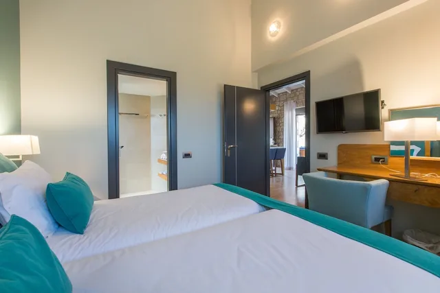 شقة ديلوكس بسرير مزدوج وسريرين منفصلين بجاكوزي، Anthemion Suites And Villas 1/5