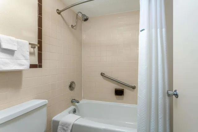غرفة بسرير كينج، Days Inn By Wyndham Breezewood 4/4