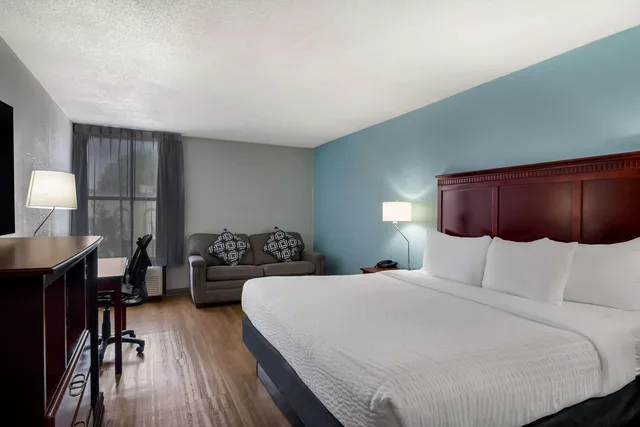 غرفة بسرير كينج، Clarion Inn and Suites Grand Rapids Airport 1/4