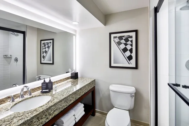 غرفة تنفيذية بسريرين كوين، Sheraton Indianapolis Hotel at Keystone Crossing 7/7