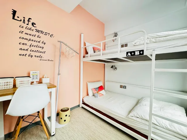 غرفة بسريرين منفصلين وأسرّة بطابقين بحمام مشترك، Flyinn Hostel 1/1